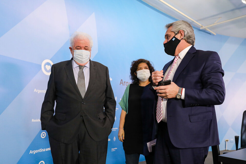 El presidente Alberto Fernández junto al ministro de Salud Ginés González García y la viceministra Carla Vizotti.