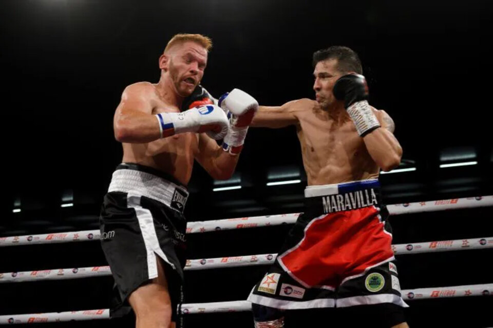 Maravilla Martínez, golpea a José Fandiño en la primera pelea tras su regreso. (Fuente: Télam)