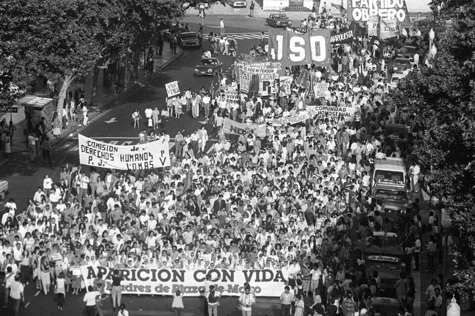 En 1990, Carlos Menem firma los indultos que dejan en libertad a los comandantes condenados en el histórico juicio a las Juntas. Así, Jorge Rafael Videla y Emilio Eduardo Massera quedan en libertad. (Fuente: Télam)