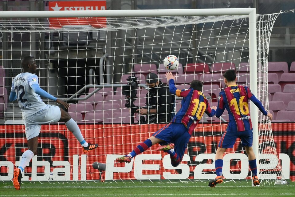 Messi anota de cabeza su gol 643. (Fuente: AFP)
