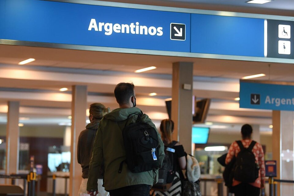 En sintonía con varios países de Europa, el Gobierno nacional decidió suspender todos los vuelos con Gran Bretaña, tras la aparición de una nueva cepa de coronavirus.