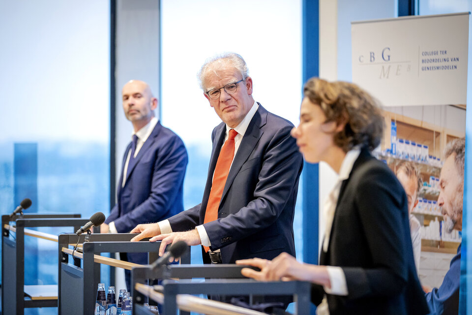 Menno van der Elst, Ton de Boer y Leonoor Wijnans, de la Agencia Europea de Medicamentos anunciando la aprobación. (Fuente: AFP)