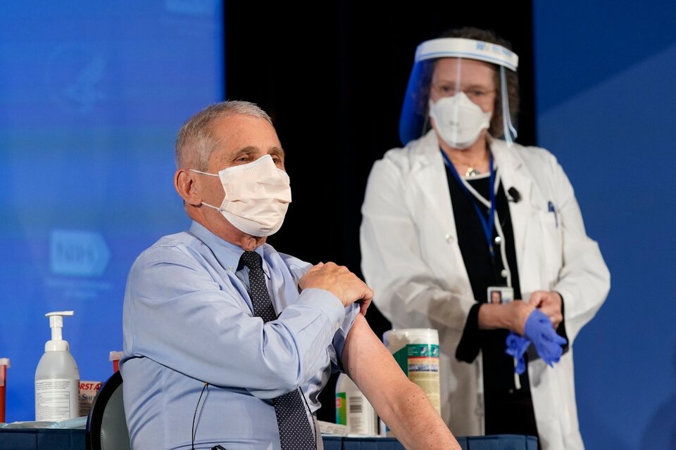 Fauci se vacuna en un evnto transmitido en vivo por televisión.  (Fuente: AFP)