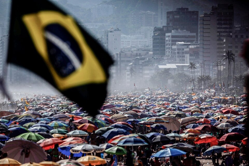 Las aglomeraciones en las playas de Río de Janeiro son habituales en estos días, pese a la pandemia. (Fuente: AFP)