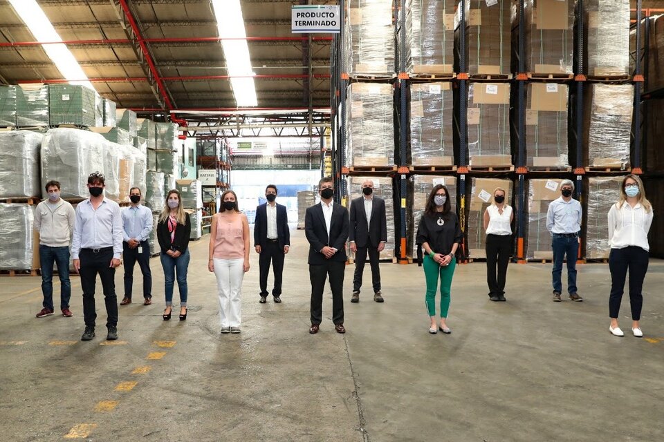 La secretaria de Comercio Interior, Paula Español, junto a colaboradores y representantes de Clorox, en la planta de la compañía.
