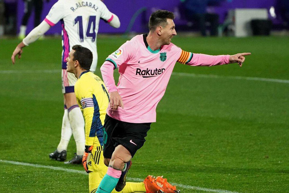 Lionel Messi, festeja su gol récord con la camiseta alternativa del Barcelona. (Fuente: AFP)