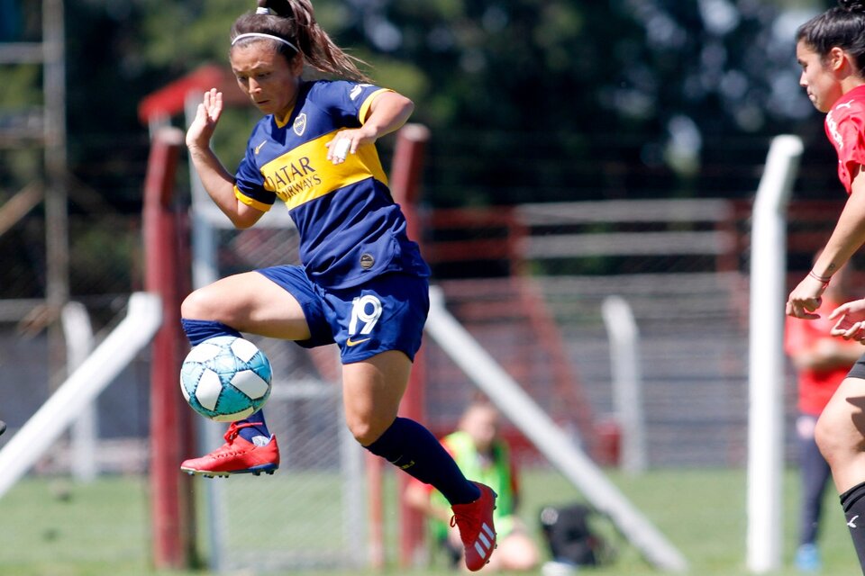 Fabiana Vallejos controla para Boca. (Fuente: Fotobaires)