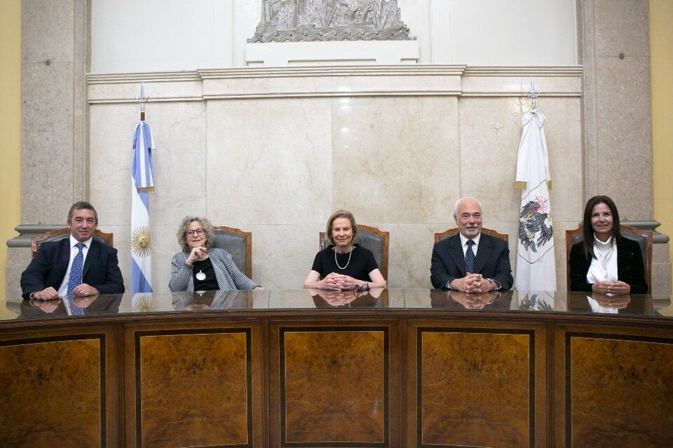 Santiago Otamendi, Alicia Ruiz (la única que votó en disidencia), Ines Weinberg de Roca, Luis Lozano y Marcela de Langhe.