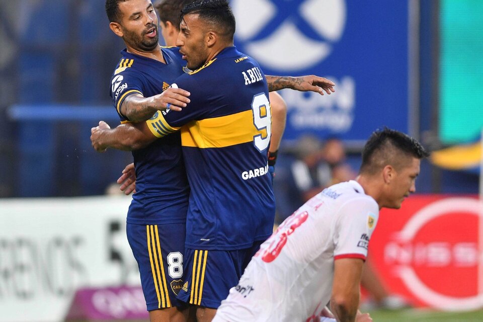 Abila se abraza con Cardona en uno de los goles. (Fuente: Fotobaires)