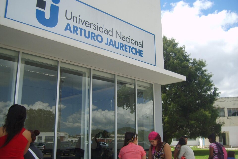 La Universidad Arturo Jauretche denunció que YPF puso a la venta el predio donde funciona la sede central
