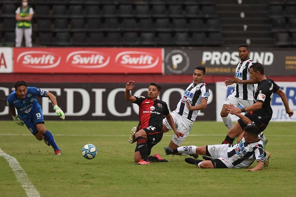 1) Palacios marca el primer gol rojinegro. 2) La lepra festejó finalizar el año en la punta. (Fuente: Sebastián Granata)