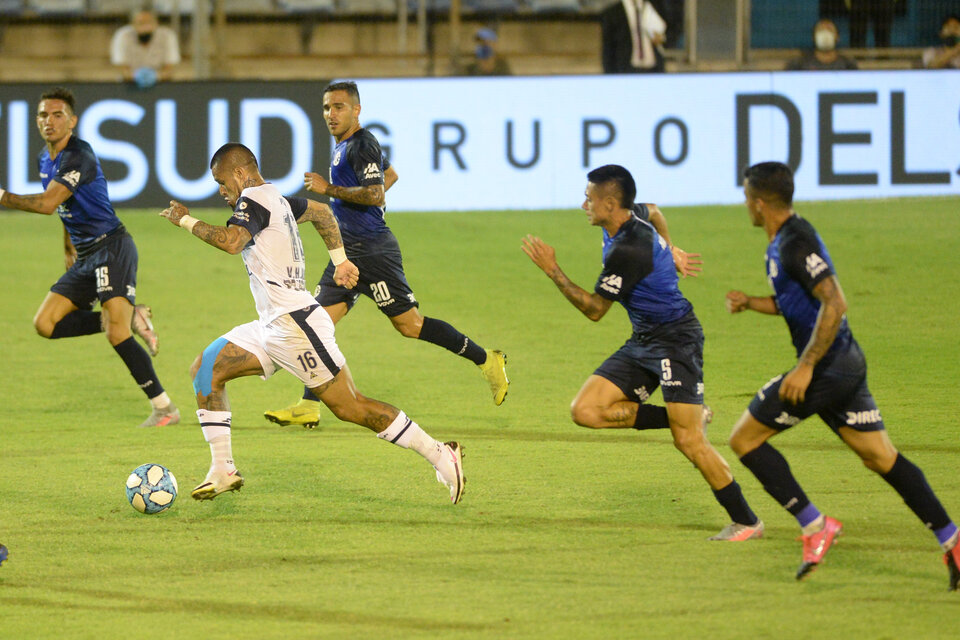 El paraguayo Ayala escapa de medio equipo cordobés. (Fuente: NA)