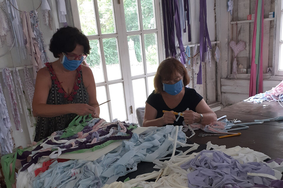 El trabajo de expertas en la creación de nuevos productos con descartes textiles 
