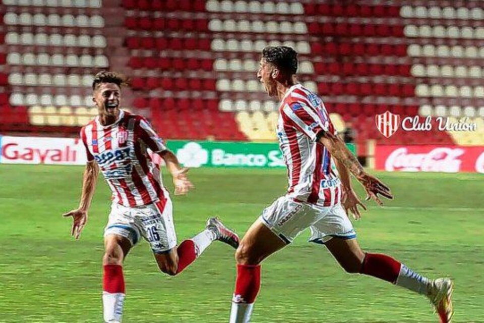 González grita con el alma el 2-0 para el Tatengue. (Fuente: Prensa Unión)
