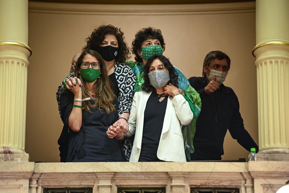 En la foto: Elizabetg Gómez Alcorta, Vilma Ubarra, Carla Vizotti, Dora Barrancos y Máximo Kirchner.