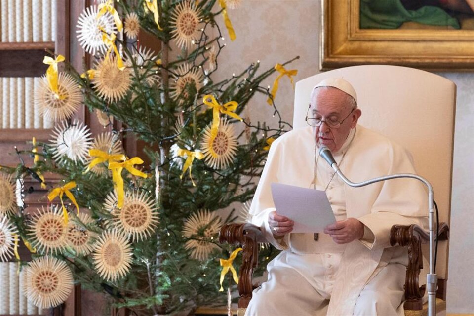 En un mensaje elíptico tras la legalización del aborto, el Papa defendió el "don de la vida".