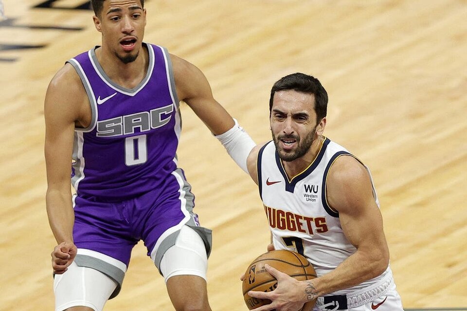  Facundo Campazzo intenta la penetración pese a la marca de Tyrese Haliburton (Fuente: AFP)