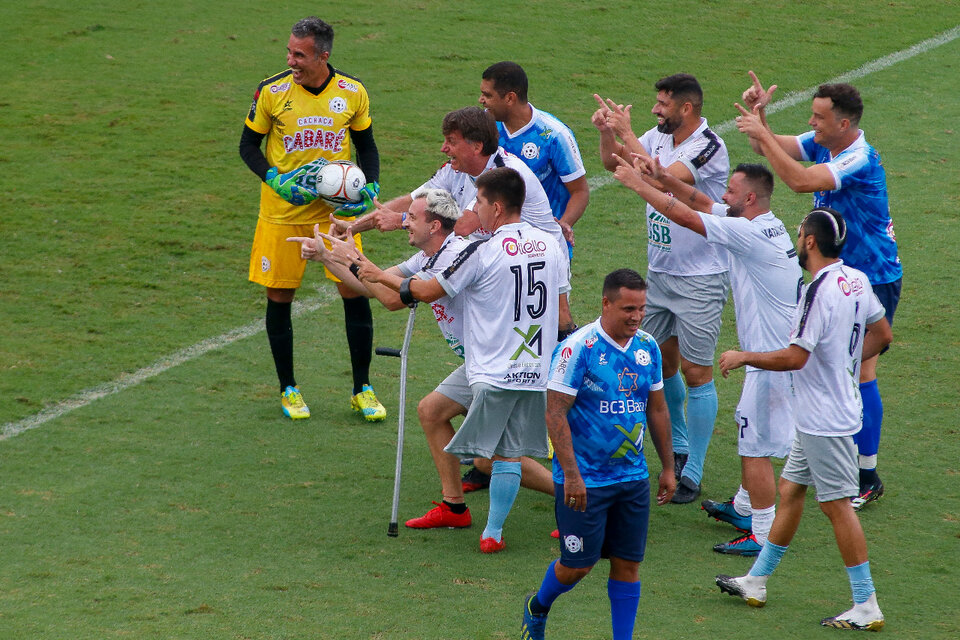 Bolsonaro festeja luego de convertir un gol. (Fuente: AFP)
