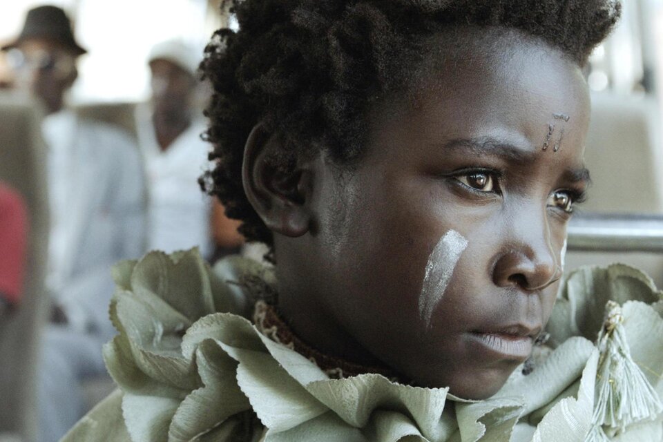 El rostro de la protagonista, Maggie Mulubwa, frecuentemente fotografiado en primeros planos, hace saber el malestar que no se anima a exteriorizar.