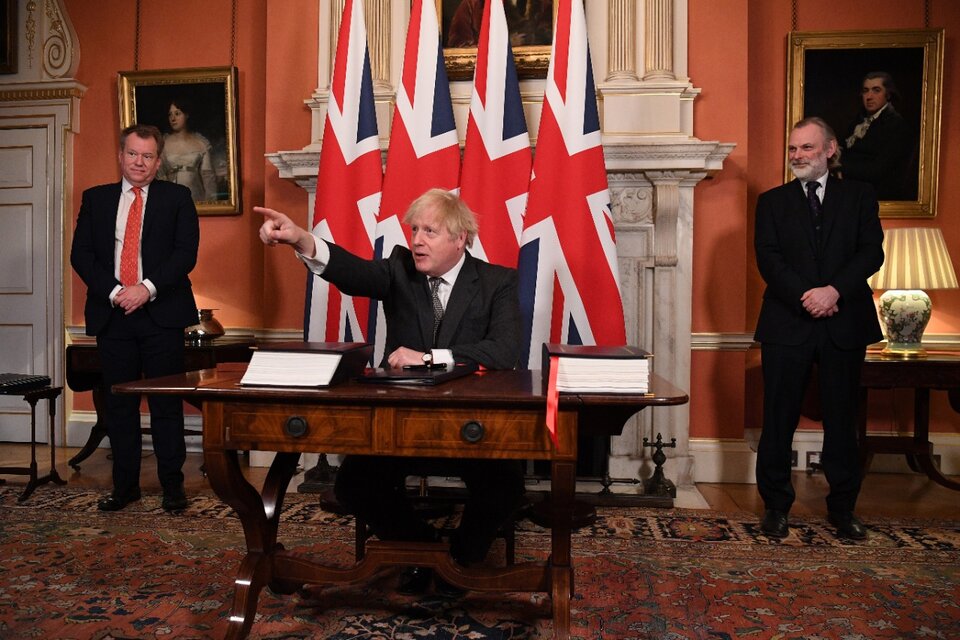 Boris Johnson firmó el acuerdo en suoficina de 10 Downing Street (Fuente: AFP)