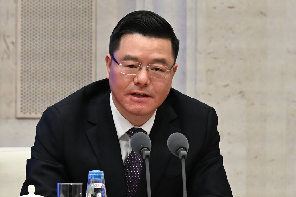 Wu Yonglin, presidente de Sinopharm, en el anuncio la aprobación de la vacuna de ese laboratorio contra el coronavirus. (Fuente: AFP)