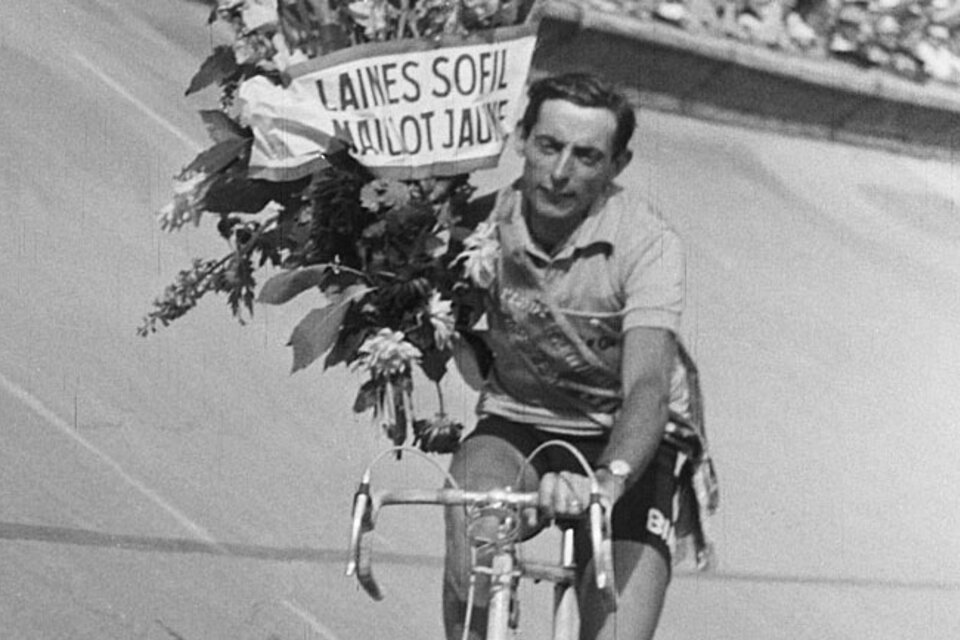 El ciclista italiano Fausto Coppi, cinco veces ganador del Giro de Italia y  bicampeón del Tour de Francia, murió el 2 de enero de 1960.