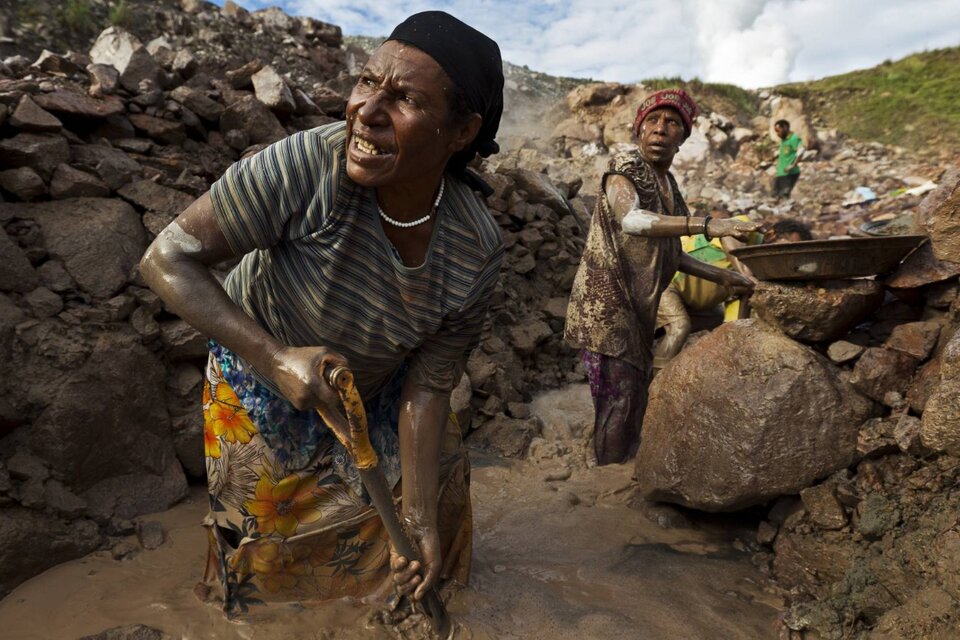 Dos mujeres extraen oro en la mina de oro de Porgera, en Papúa Nueva Guinea. (Fuente: AFP)