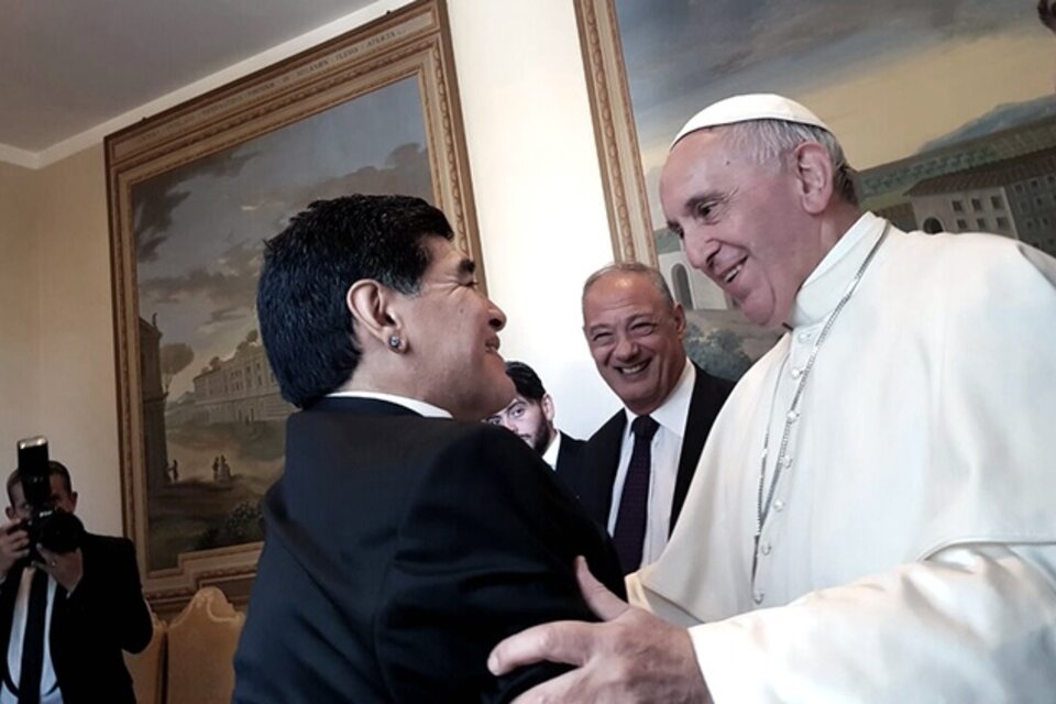 El Papa junto en el Vaticano junto a Diego Maradona, a quien definió como "un poeta" en la cancha.  (Fuente: Télam)