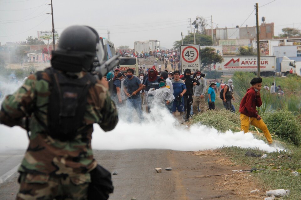 La policía reprime a manifestantes en Virú, 510 km. al norte de Lima