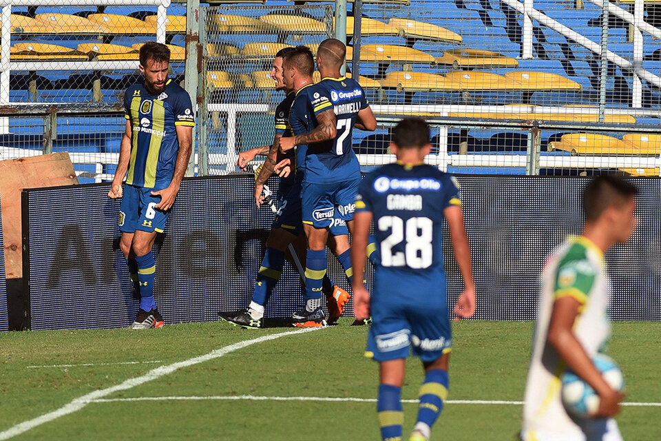 1) Lazo convirtió el primer gol de cabeza. 2) Vecchio anotó de penal el segundo gol. 3) Lo Celso hizo el tercer gol (Fuente: Sebastián Granata)