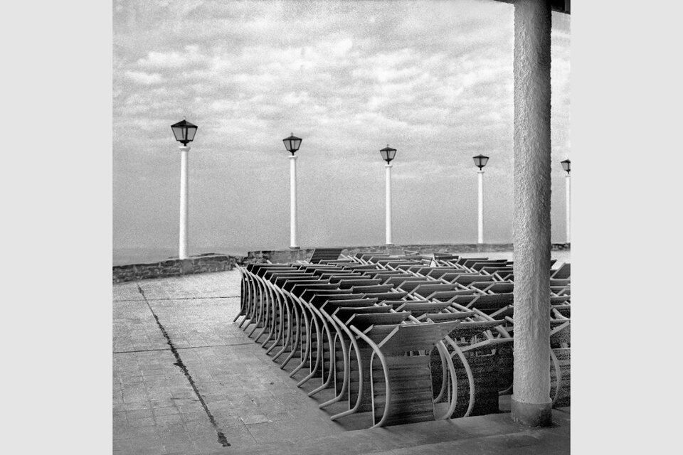 "Rambla, sillas y faroles", 1951; foto de Annemarie Heinrich