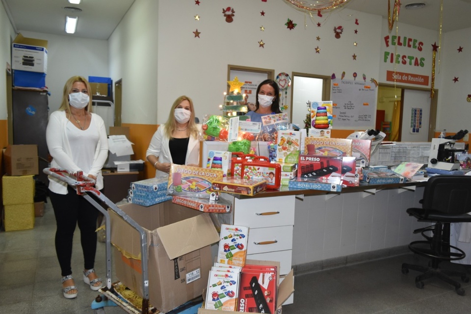 La primera dama, Fabiola Yañez y la Fundación Garrahan entregaron juguetes a pacientes oncológicos de todo el país.