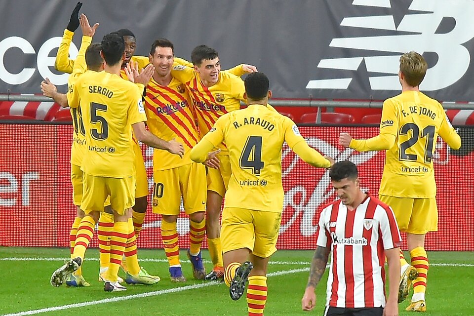 Messi recibe el saludo de sus compañeros. (Fuente: AFP)