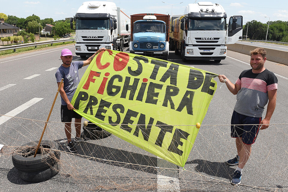 Cuarto día de piquete de pescadores en el puente a Victoria.