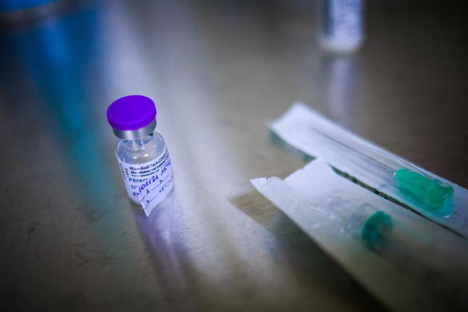 La vacuna de Pfizer resultó efectiva para las variantes de coronavirus del Reino Unido y Sudáfrica (Fuente: EFE)