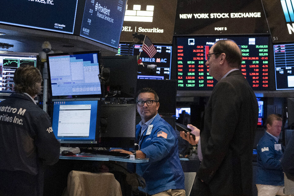 En el mismo momento que se desbordaba el Capitolio las acciones de Wall Street continuaban marcando niveles record de cotización. (Fuente: AFP)