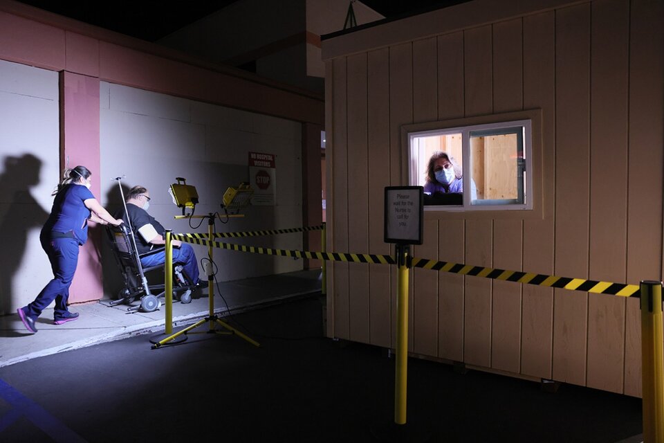 Un paciente de coronavirus es llevado a  un hospital de Apple Valley, California. (Fuente: AFP)