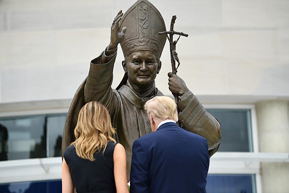 Trump y Melania visitan el Santuario Nacional San Juan Pablo II, de Washington D.C., en junio de 2020. (Fuente: AFP)