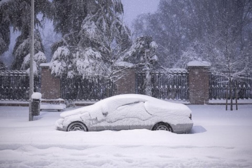 Centenares de automovilistas quedaron bloqueados por la nieve. (Fuente: AFP)