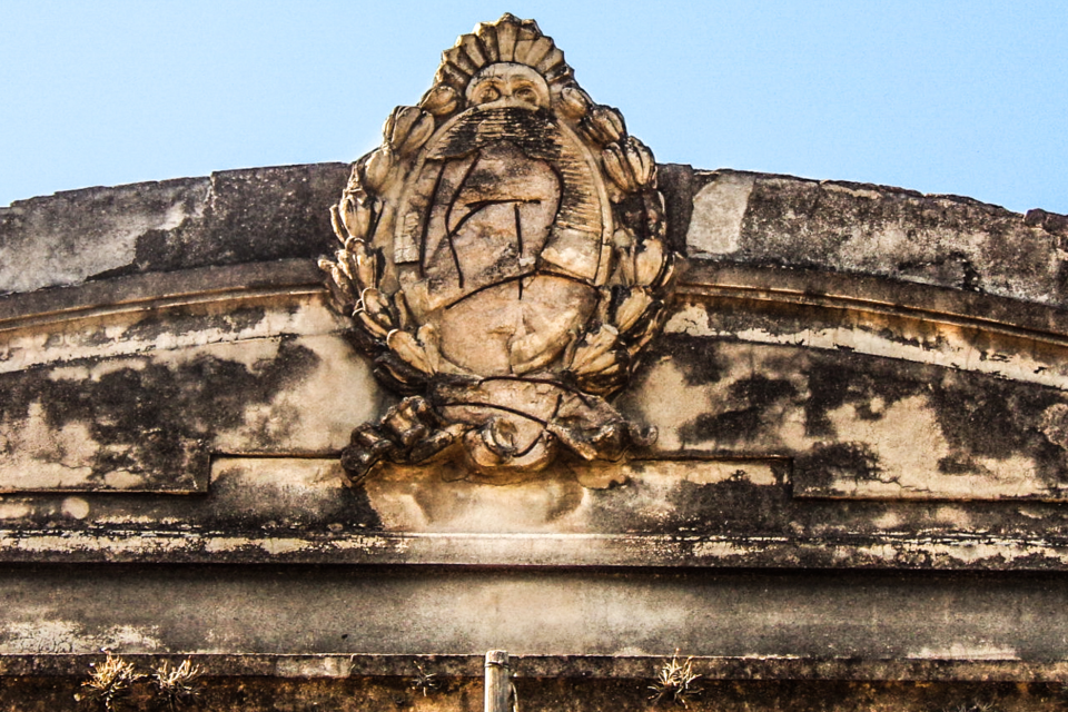 La Nación desmantelada. El escudo nacional derruido en el edificio de La Palúdica  (Fuente: Analía Brizuela)