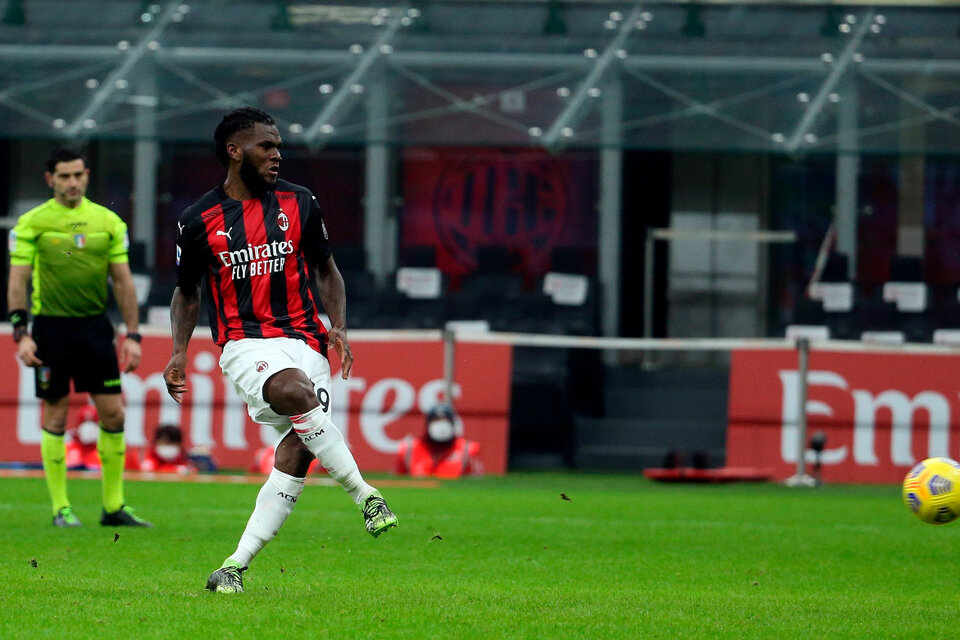 Franck Kessié anota el 2-0 de penal para el Milan. (Fuente: AFP)
