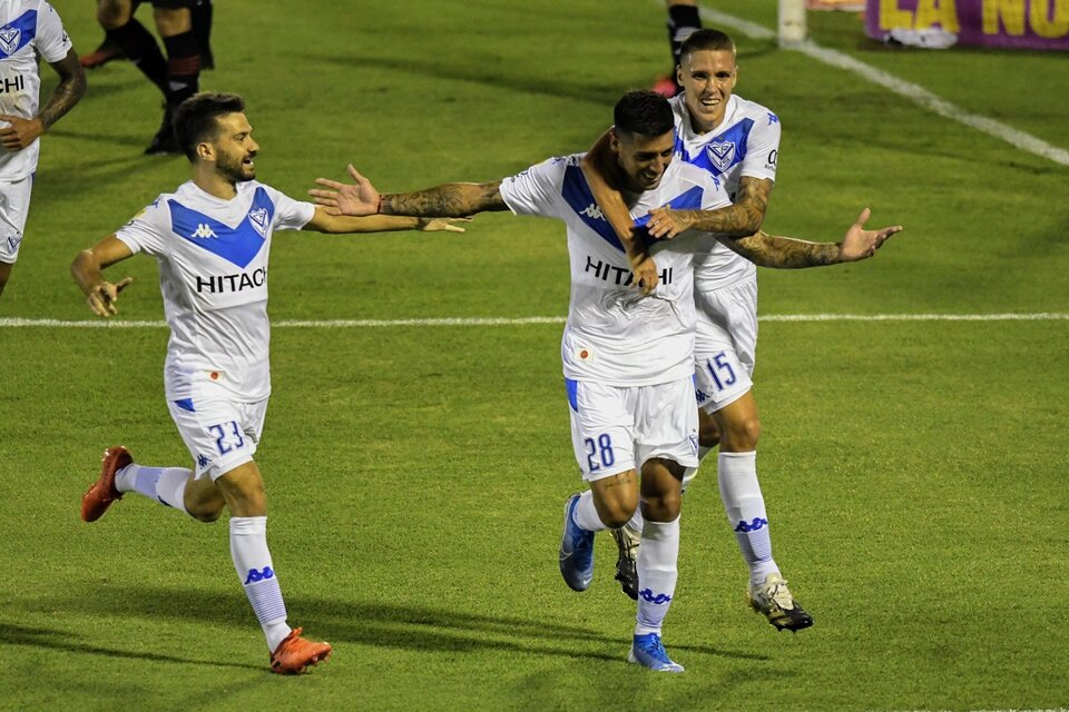 Brizuela y Mulet festejan el gol que le valió a Vélez la clasificación para la final.