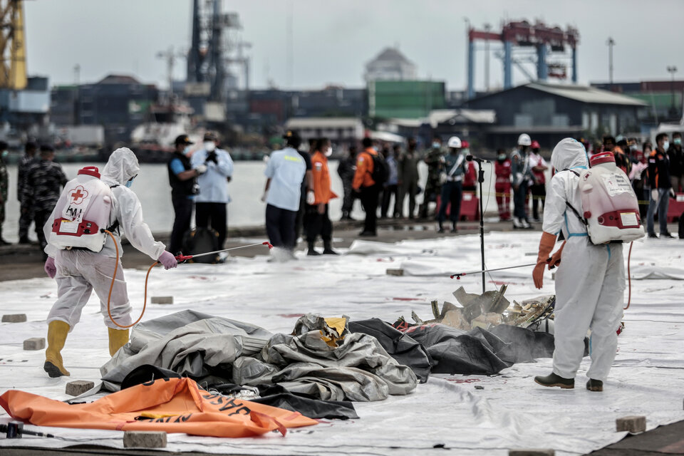 Hallan las cajas negras del avión que cayó en el mar de Indonesia