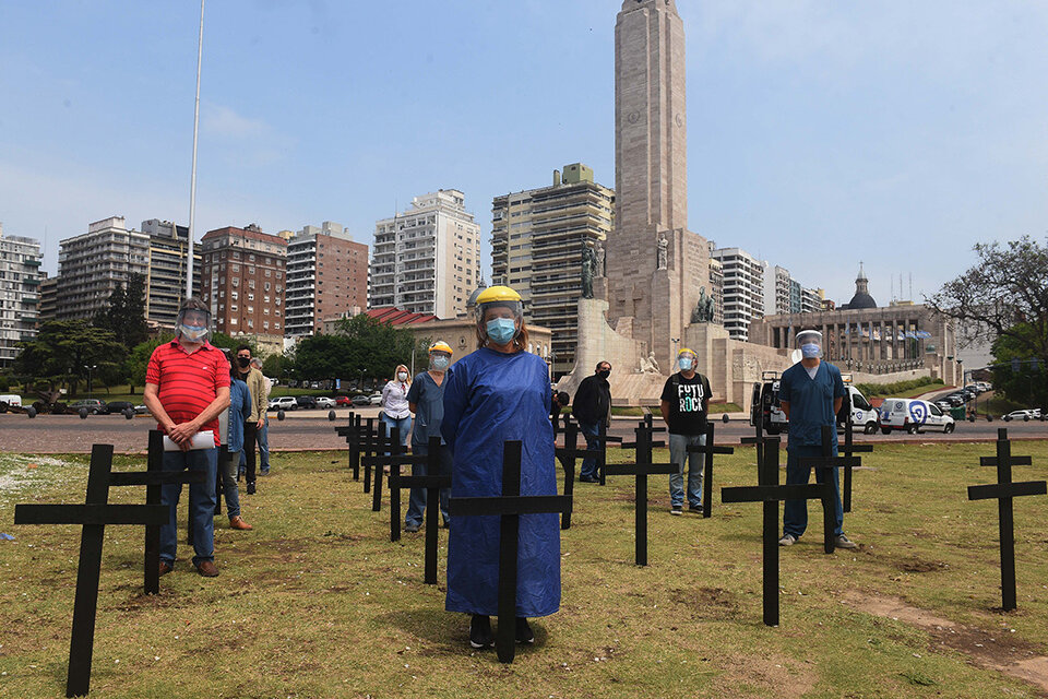 La Asamblea de Trabajadores por la Salud Colectiva generó acciones de concientización, como la intervención en el Monumento a la Bandera (Fuente: Sebastián Granata)