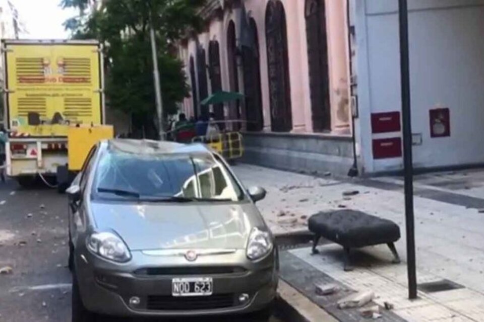 El camión del operativo Detectar, estacionado desde hace un par de semanas en Callao al 600.