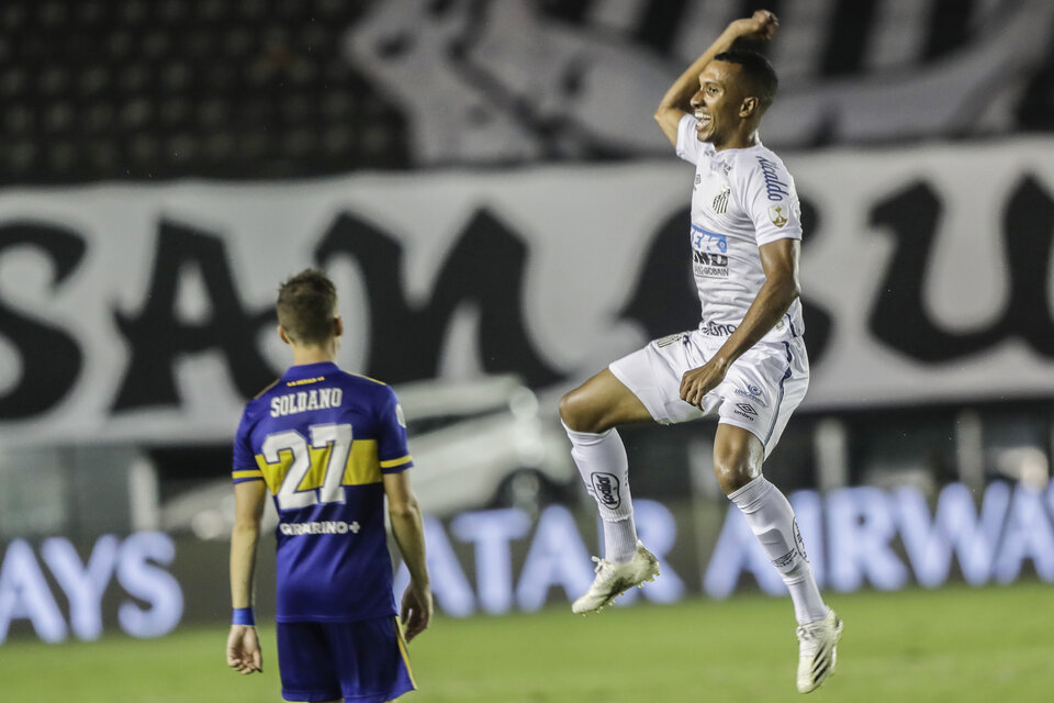 Lucas Braga festeja el tercer gol de Santos. Soldano sufre como en toda la noche. (Fuente: AFP)