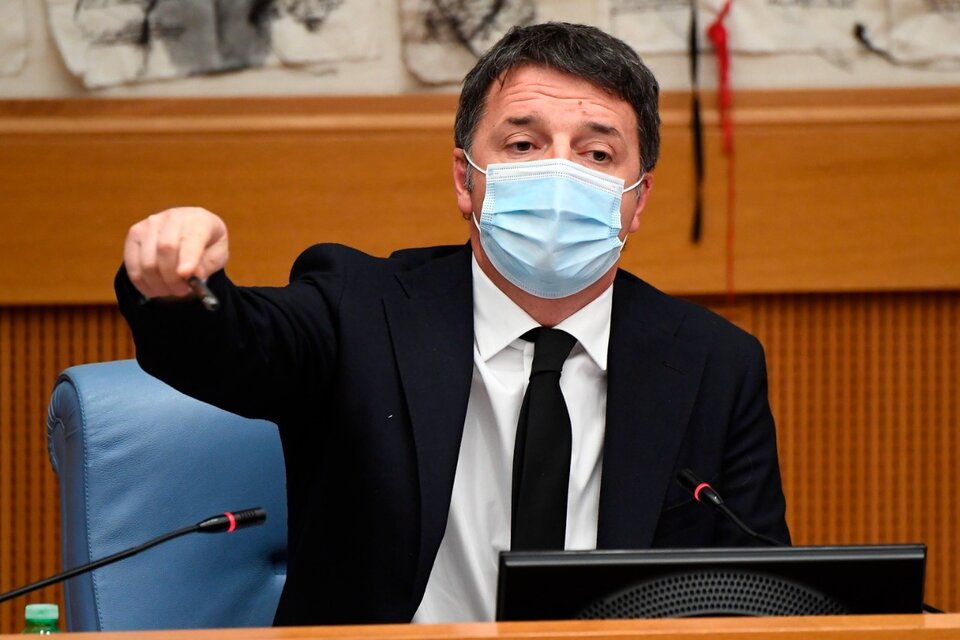Renzi anuncia las renuncias de las ministrasen conferencia de prensa. (Fuente: EFE)