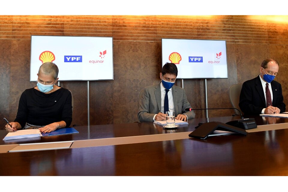 Los titulares en el país de Equinor, YPF y Shell al firmar el acuerdo