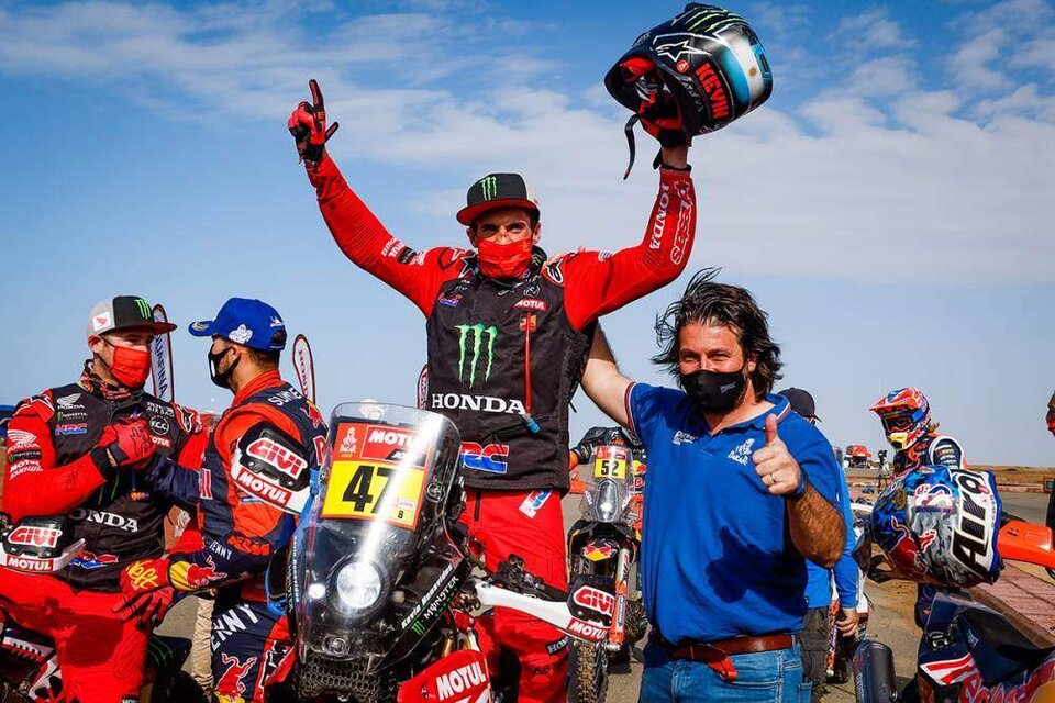 Kevin Benavides celebra un triunfo histórico para él y para Honda. (Fuente: Prensa Dakar)