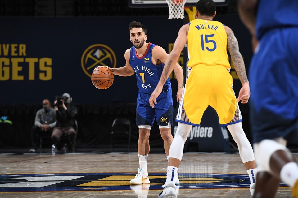 Campazzo, con su nuevo look, conduciendo a los Nuggets. (Fuente: AFP)